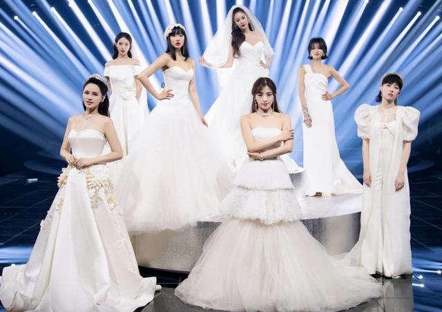 姐姐团综太尴尬七人同框无互动黄龄专注玩手机