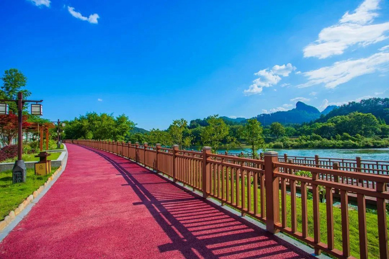 宛若一抹不寻常的"红",武夷山这条网红步道火了!