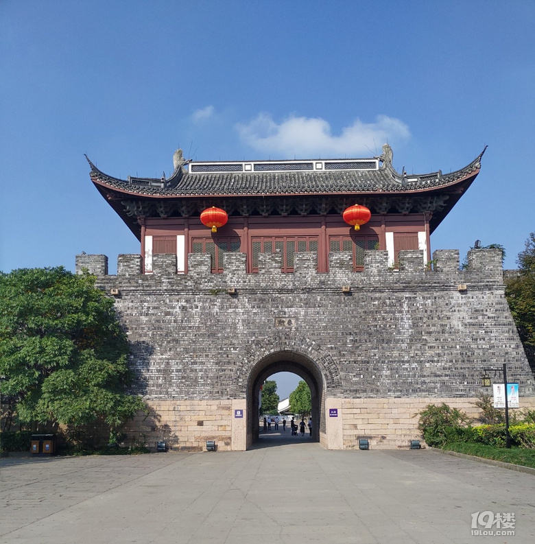 乘公交游海宁盐官古镇