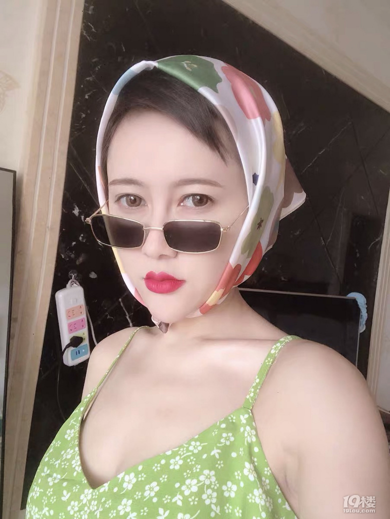 絲巾是老年人拍照標配?來看宋妍霏的百變搭法
