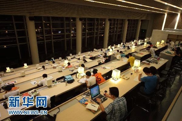 8點(diǎn)不起床扣5分,大學(xué)生還有“睡眠自由”嗎?