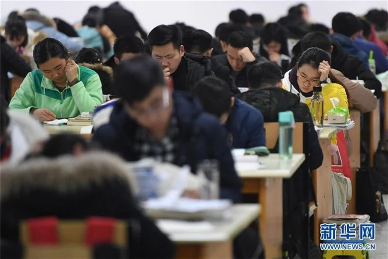 8點(diǎn)不起床扣5分,大學(xué)生還有“睡眠自由”嗎?
