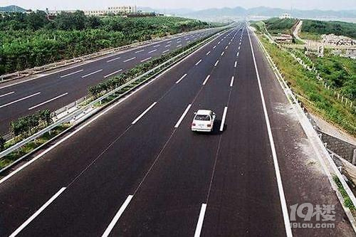 在高速上開車哪條車道是最安全的