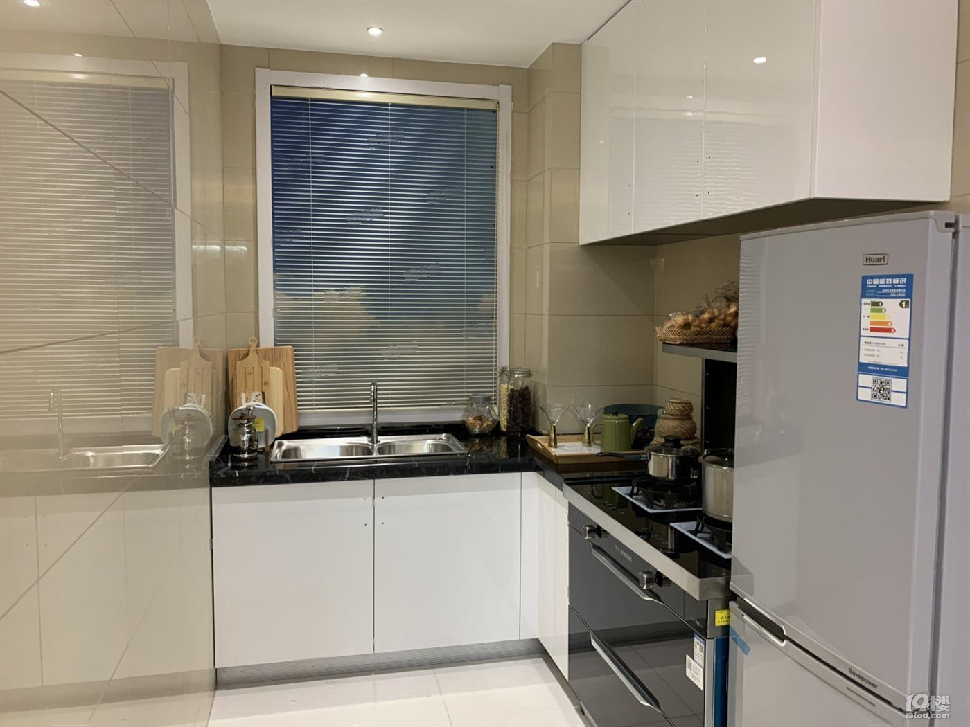 捡漏市中心 万城春晓首付10万 南北通透 可落户 可上学