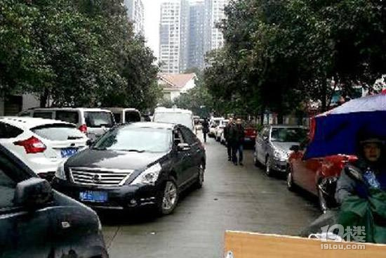 小區(qū)內(nèi)停車占道拒不改正可罰款,杭州市物業(yè)管理條例修訂草案出爐