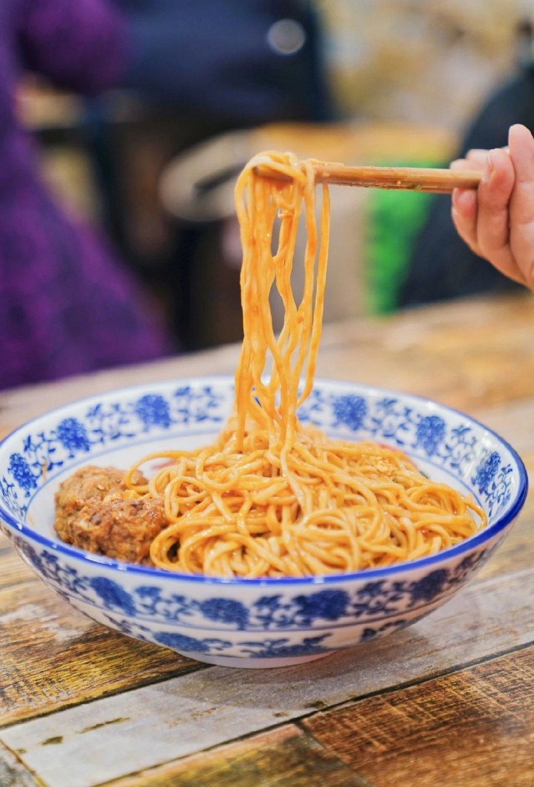 半碗都是料,油渣免費加!被這碗獅子頭茄汁拌川驚到!