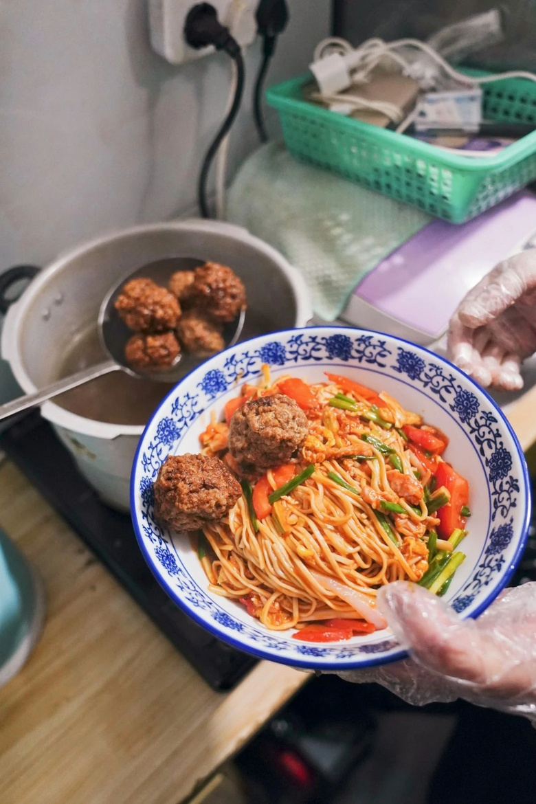 半碗都是料,油渣免費加!被這碗獅子頭茄汁拌川驚到!