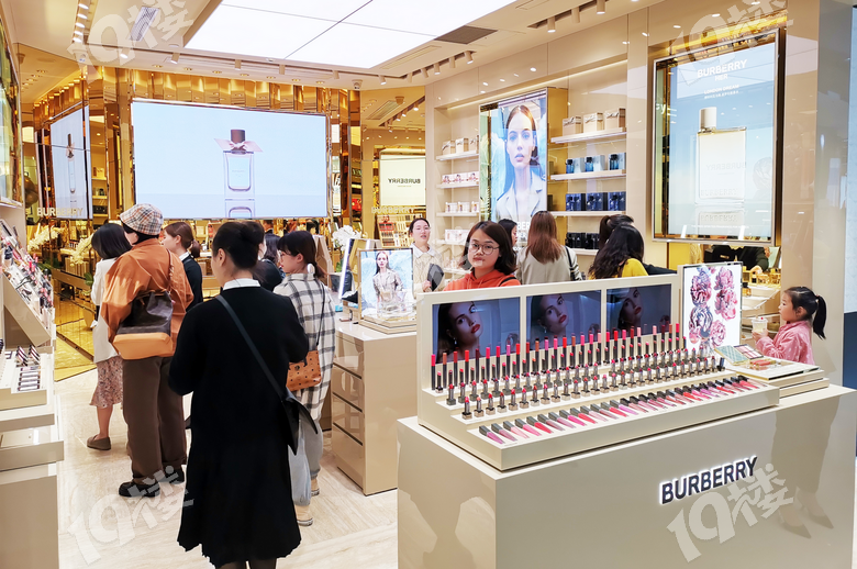 Burberry浙江首家高定美妝柜臺進駐武林銀泰