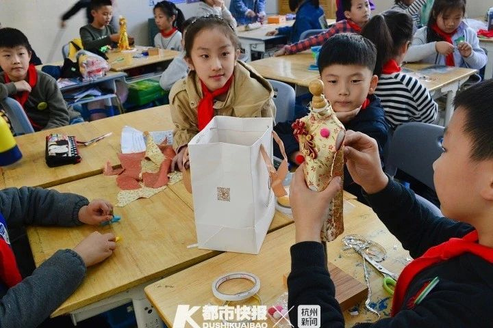 杭州一小学老师上传男生上课照片，家长群乐翻了