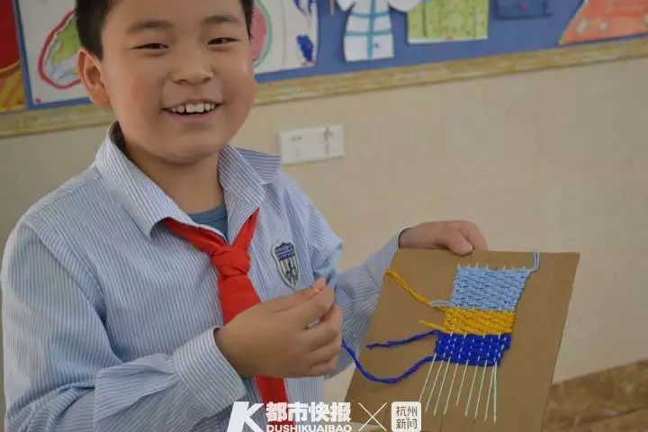 杭州一小学老师上传男生上课照片，家长群乐翻了