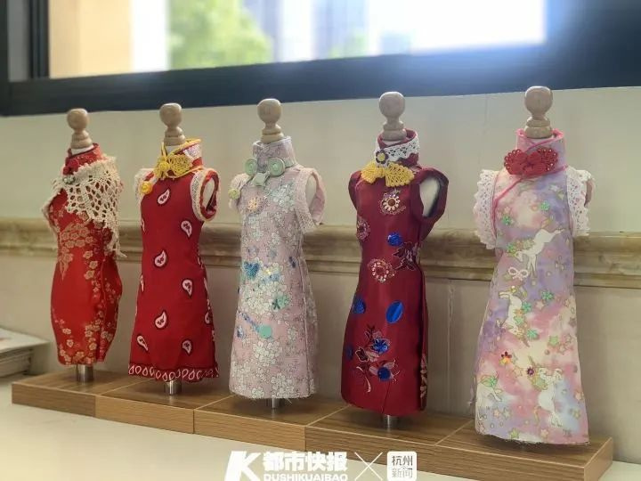 杭州一小学老师上传男生上课照片，家长群乐翻了