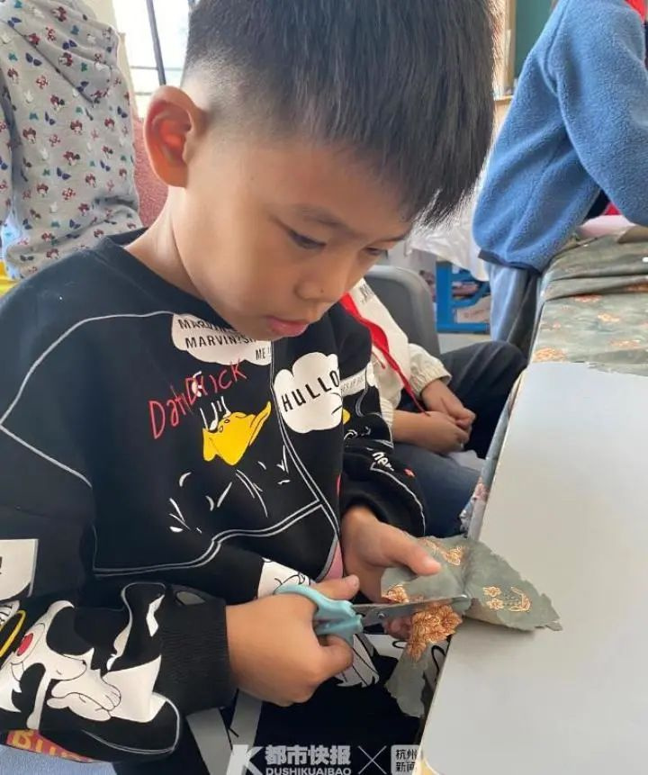 杭州一小学老师上传男生上课照片，家长群乐翻了