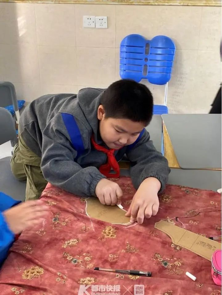 杭州一小学老师上传男生上课照片，家长群乐翻了