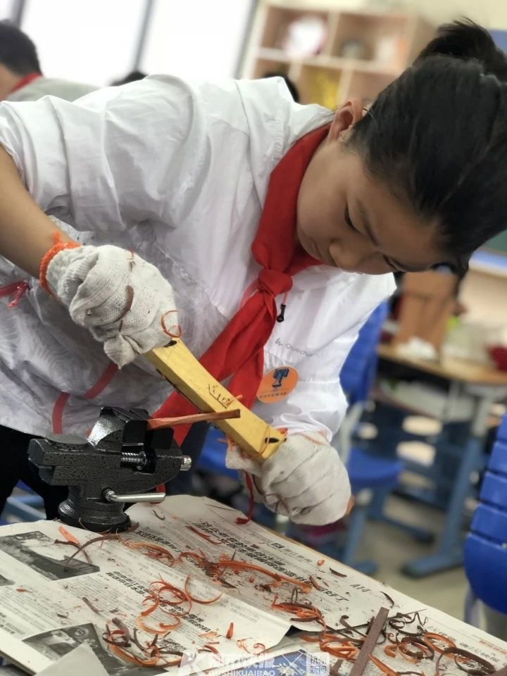 杭州一小学老师上传男生上课照片，家长群乐翻了