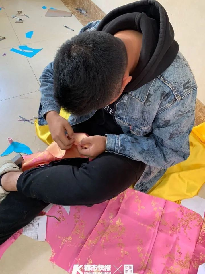 杭州一小学老师上传男生上课照片，家长群乐翻了