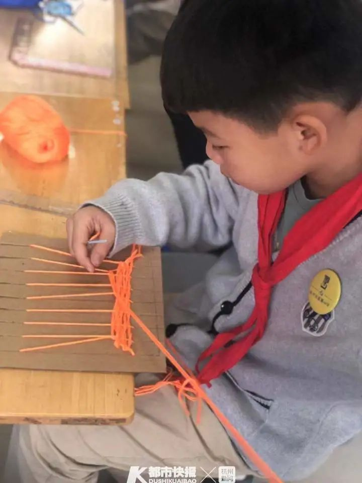 杭州一小学老师上传男生上课照片，家长群乐翻了