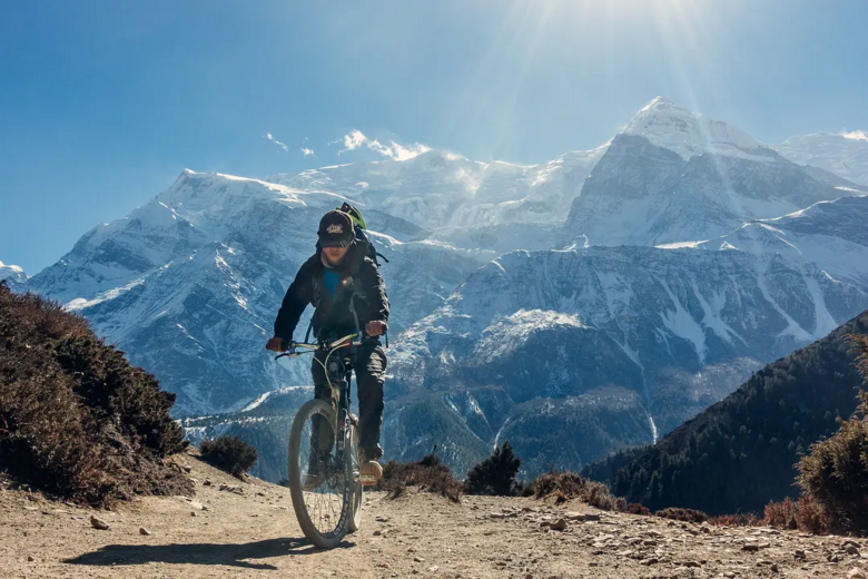 90后小伙揣着5000块骑单车"玩命"穷游中国,睡桥洞,摸黑-旅游先遣队