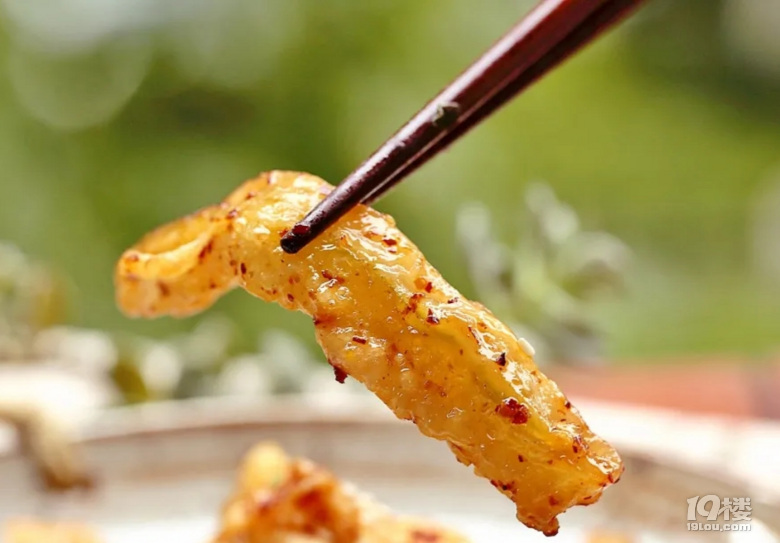 西瓜皮裹面粉炸一炸,甜辣汁里滾一滾,妥妥的下飯好菜!