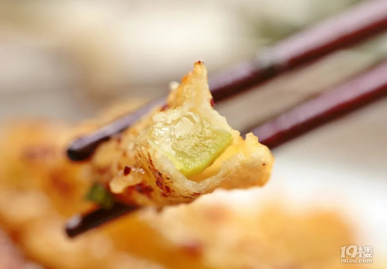 西瓜皮裹面粉炸一炸,甜辣汁里滾一滾,妥妥的下飯好菜!