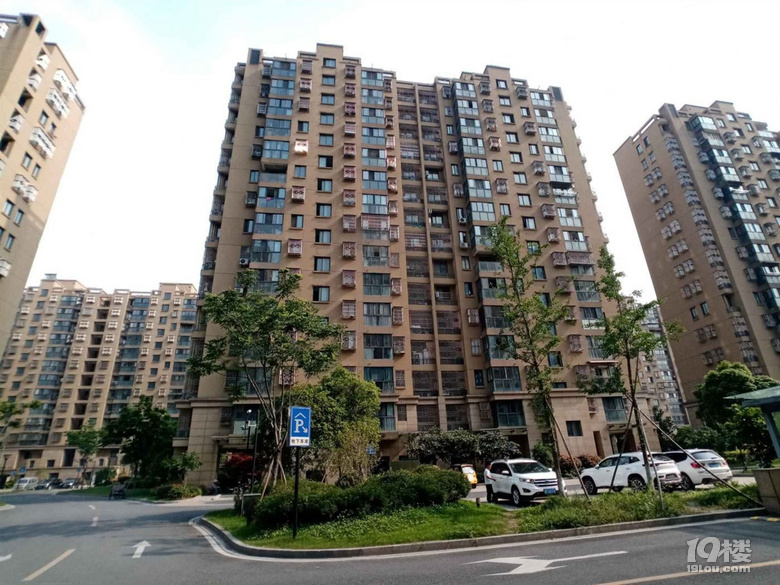 急售!70年产权!外地人可买!精装修!送车位!拎包入住!