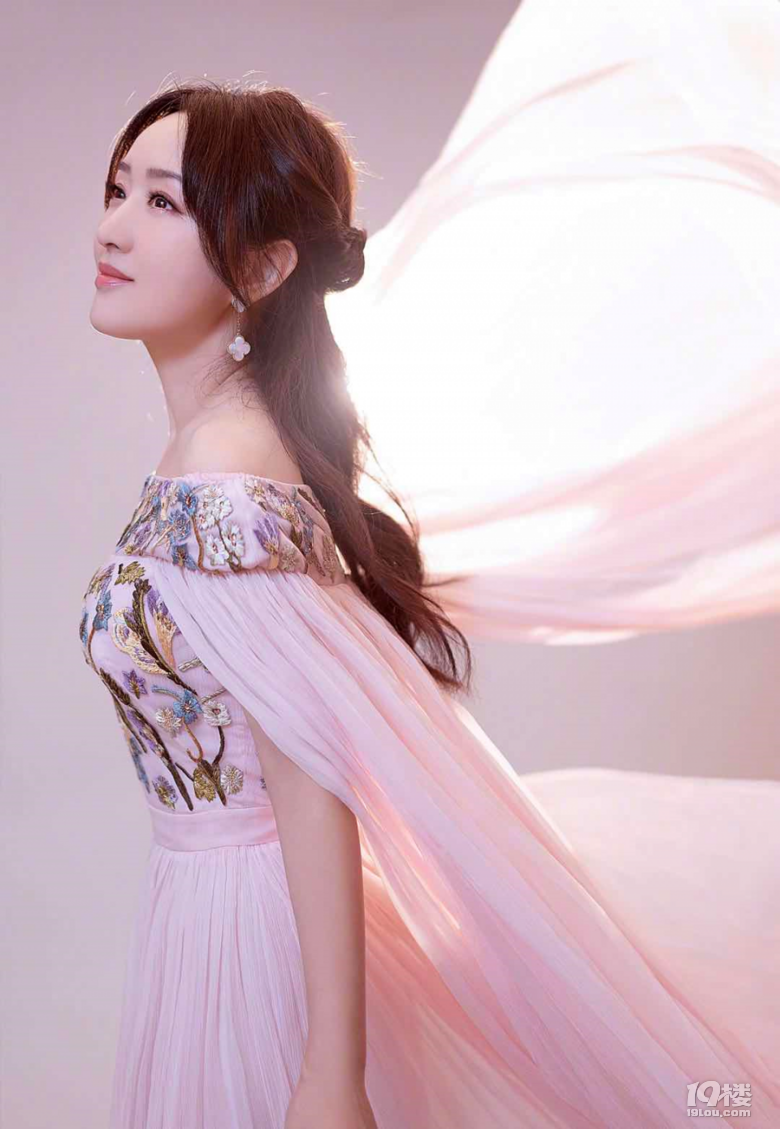 楊鈺瑩哪像中年婦女,穿一字肩刺繡連衣裙真的超仙氣