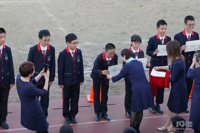 鲜衣怒马 威风凛凛，为表彰学生，杭州这所学校把“马”请进学校