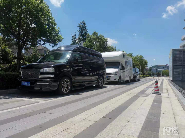 全国剧组房车保姆车出租奔驰商务车v260埃尔法gmc保姆车