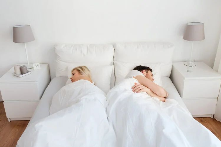 年轻夫妻分房睡图片