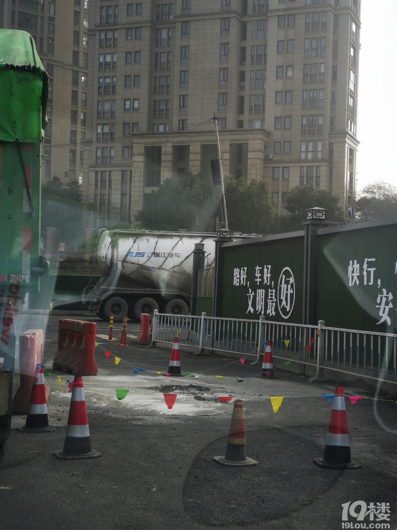 老余杭城南路東西大道路口殘留的水泥占道啦！