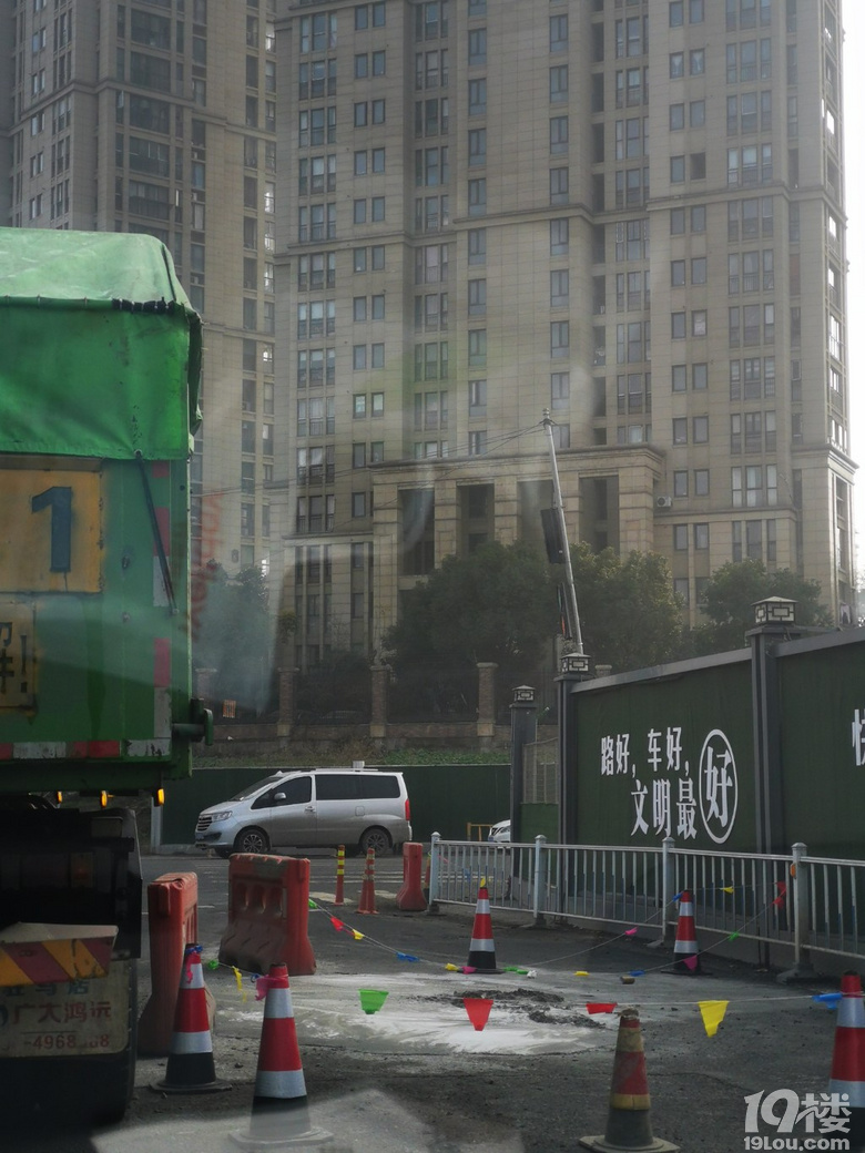 老余杭城南路東西大道路口殘留的水泥占道啦！