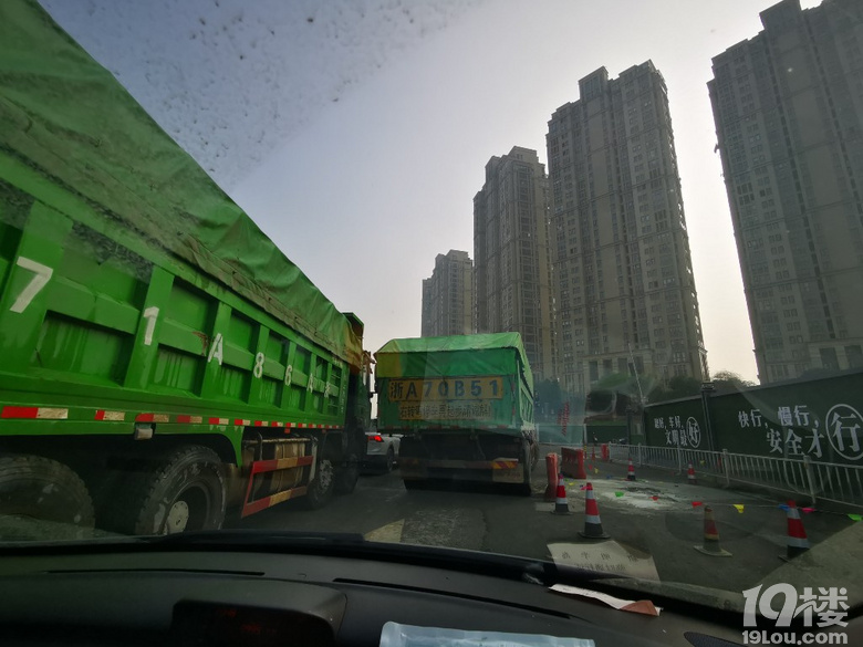 老余杭城南路東西大道路口殘留的水泥占道啦！