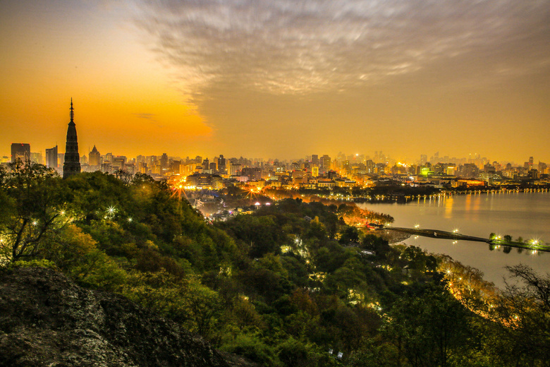 蛤蟆峰顶赏西湖