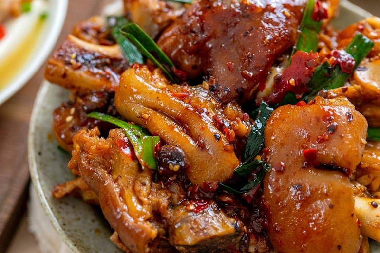 廣東名菜豬腳姜,赤醬濃郁肉質(zhì)飽滿軟糯,燉到脫骨入口即化