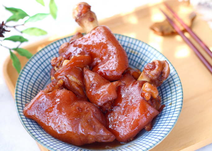 廣東名菜豬腳姜,赤醬濃郁肉質(zhì)飽滿軟糯,燉到脫骨入口即化