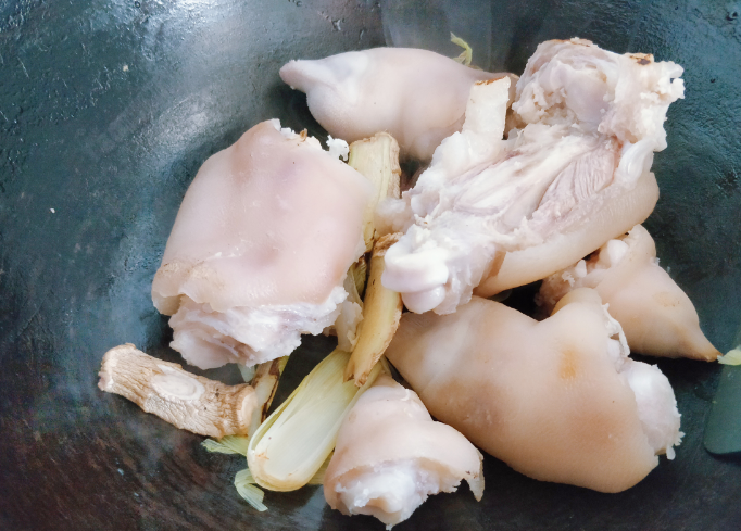 廣東名菜豬腳姜,赤醬濃郁肉質(zhì)飽滿軟糯,燉到脫骨入口即化