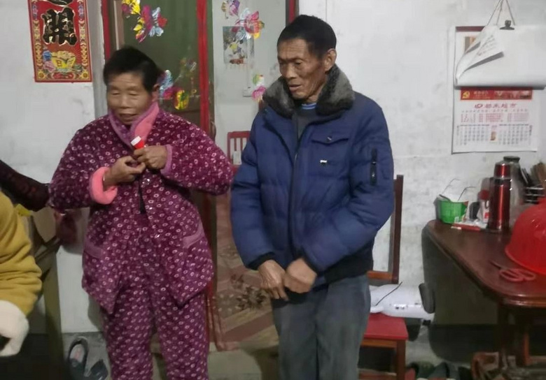躲在廁所打針的孩子們