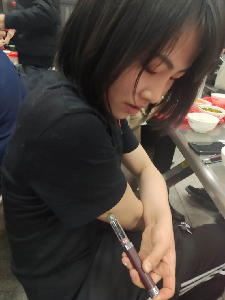 躲在廁所打針的孩子們