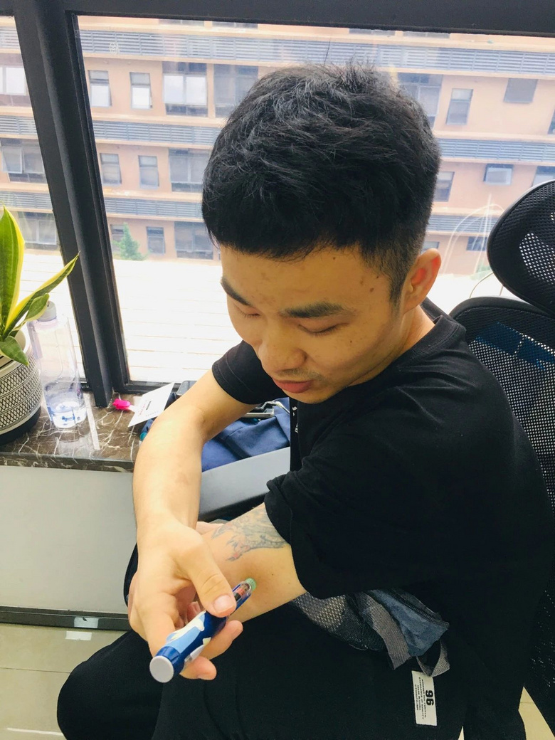 躲在廁所打針的孩子們