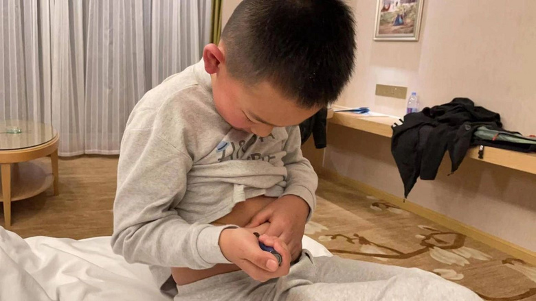 躲在廁所打針的孩子們