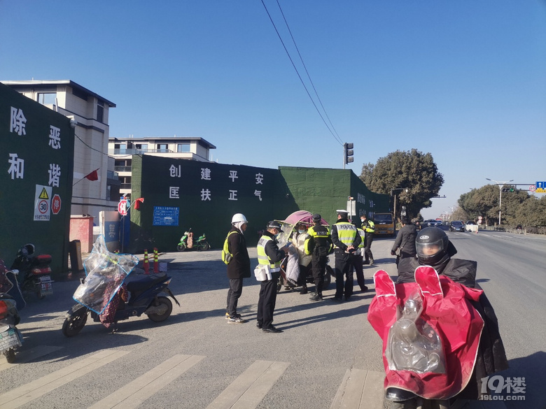 关于余杭交警良渚中队协警查处闯红灯违章行为的看法