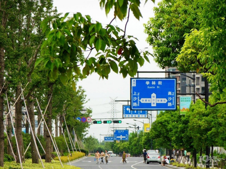 2室2厅 电梯房 60平 精装修 92万 看房方便 有钥匙