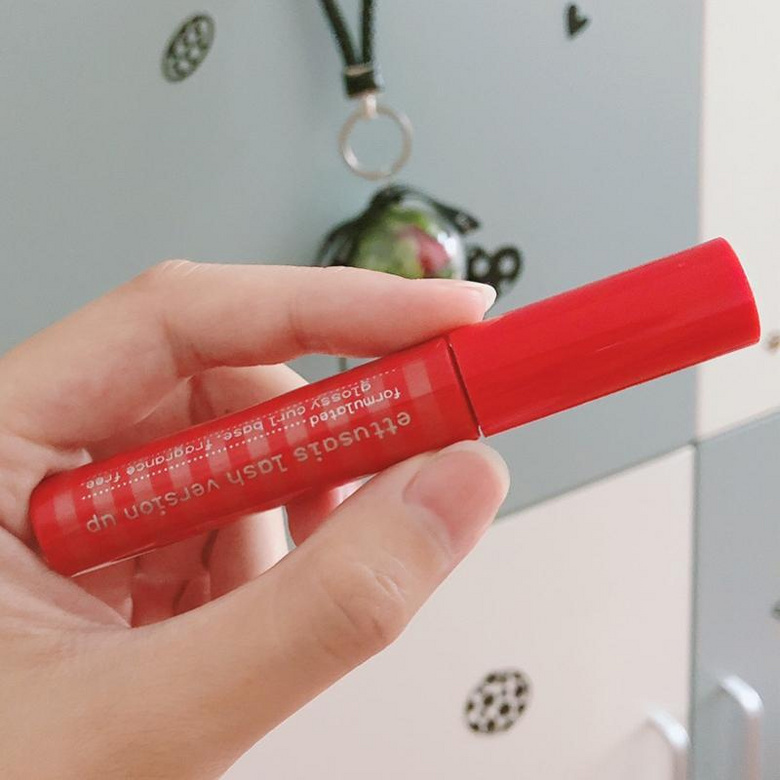 年末了，姐妹們都來說一下你本年度最愛用的護(hù)膚品or彩妝用品吧
