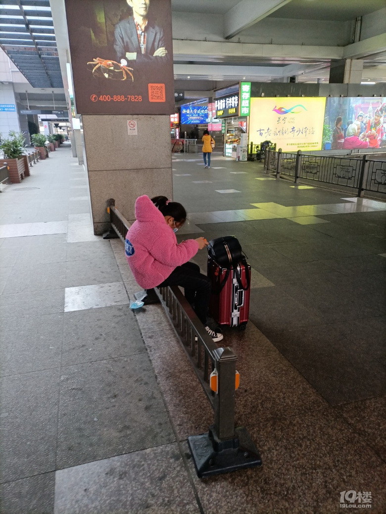 春运第二天，他们提着大包小包，拉着拉杆箱等着回老家的列车.