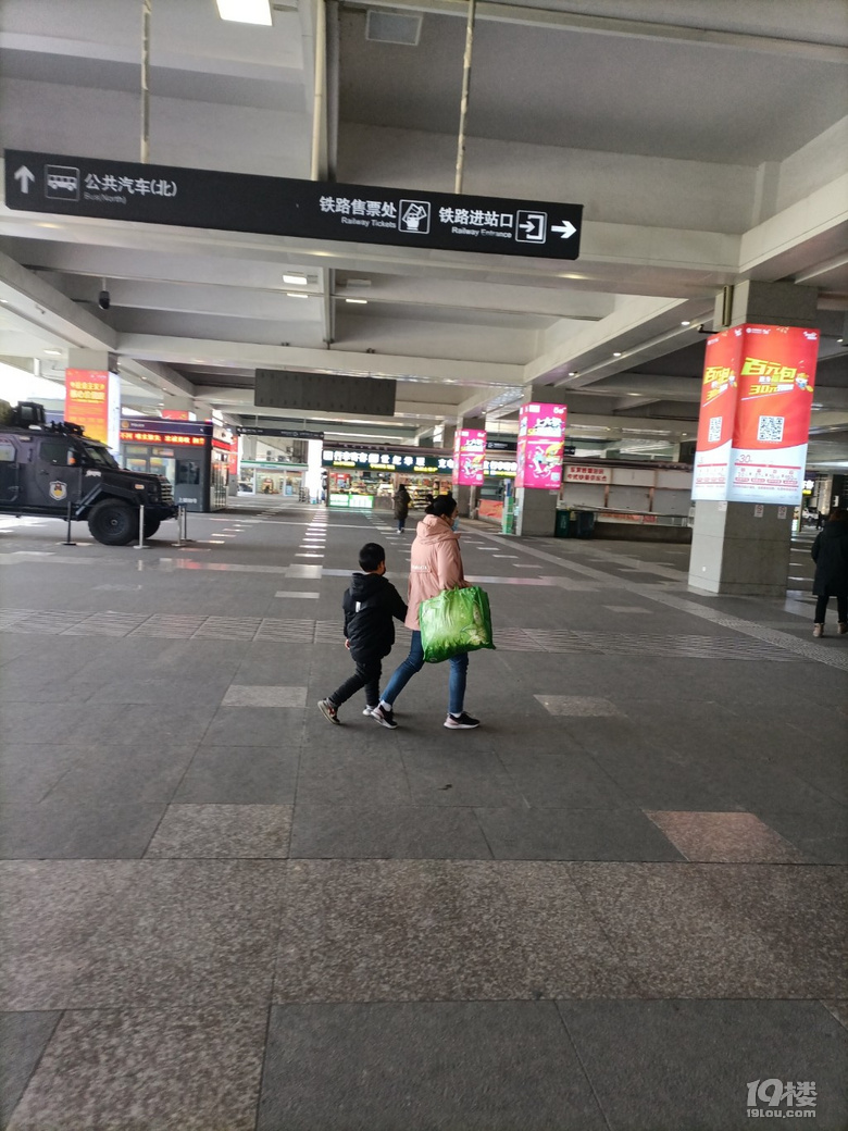 春运第二天，他们提着大包小包，拉着拉杆箱等着回老家的列车.