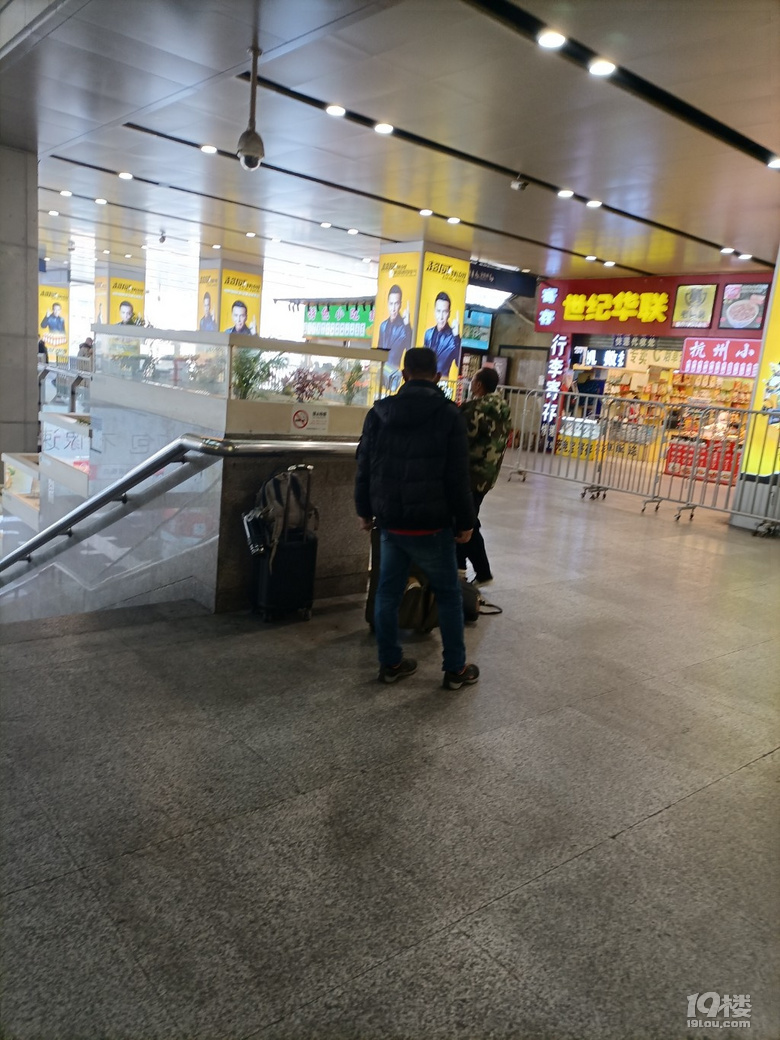 春运第二天，他们提着大包小包，拉着拉杆箱等着回老家的列车.