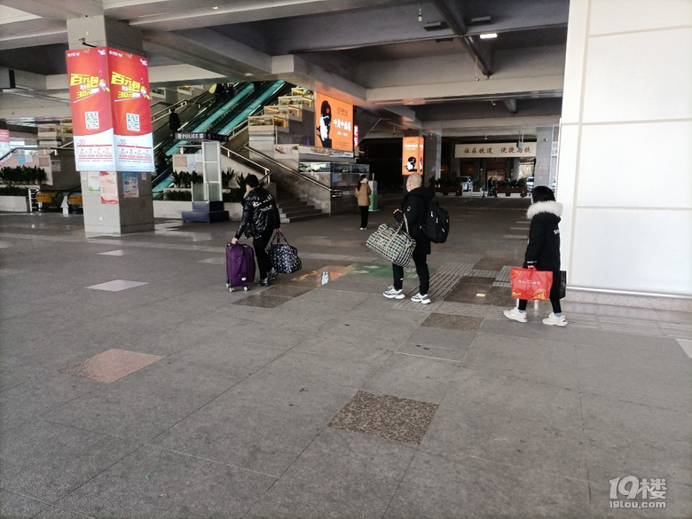 春运第二天，他们提着大包小包，拉着拉杆箱等着回老家的列车.