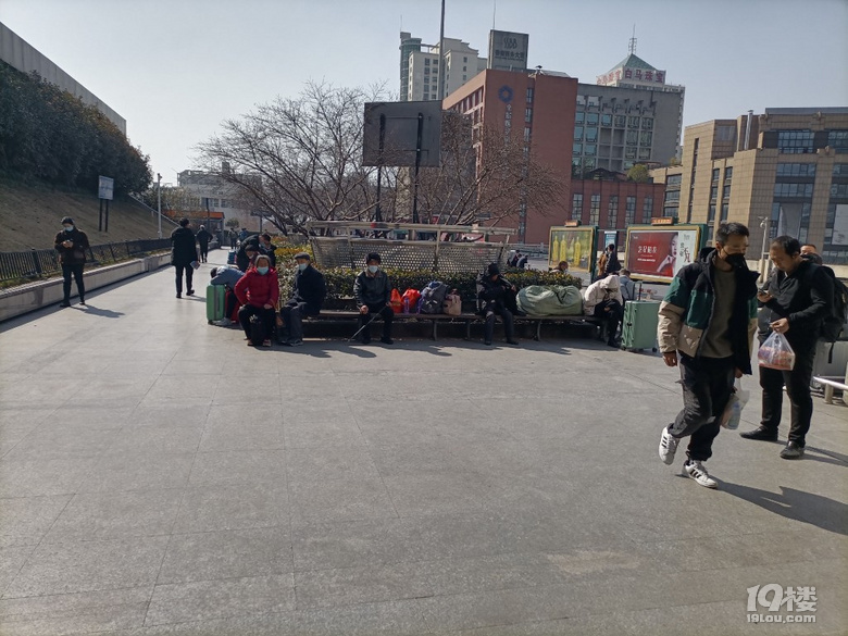 春运第二天，他们提着大包小包，拉着拉杆箱等着回老家的列车.