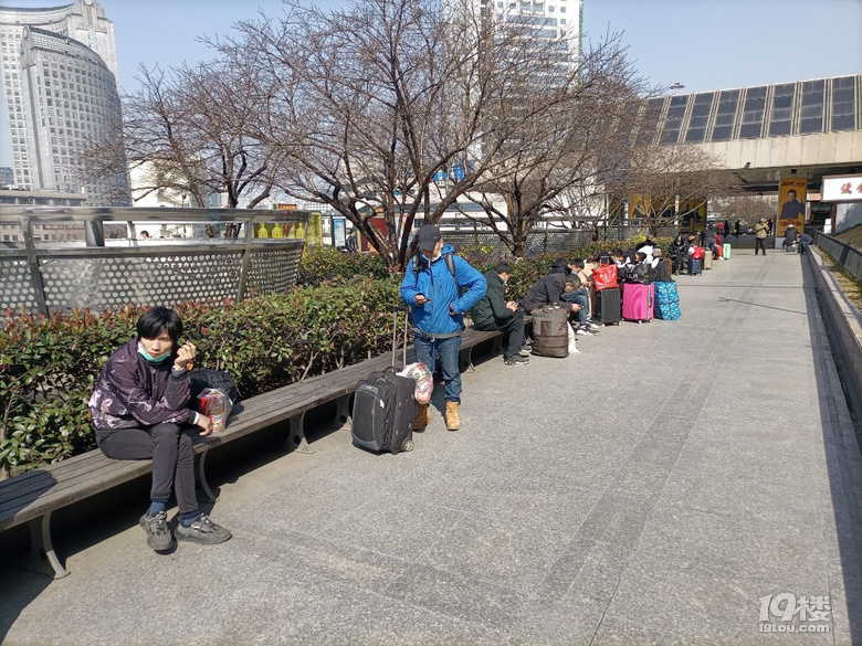 春运第二天，他们提着大包小包，拉着拉杆箱等着回老家的列车.