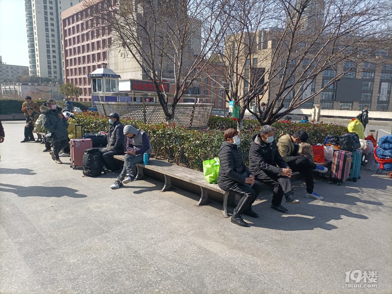春运第二天，他们提着大包小包，拉着拉杆箱等着回老家的列车.