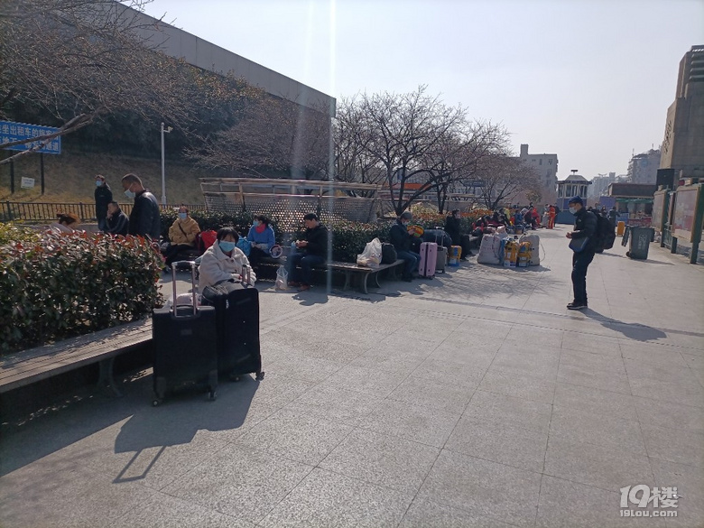 春运第二天，他们提着大包小包，拉着拉杆箱等着回老家的列车.